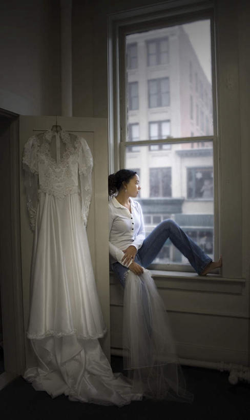 西方人,一个人,坐,竖图,室内,白天,侧面,婚纱,窗户,玻璃,欧洲,欧洲人,仅一个年轻女性,仅一个女性,仅一个人,服装,装饰,扭头,注视,休闲装,光脚,玻璃窗,窗台,玻璃制品,衣服,白色,观察,看,转头,休闲,赤脚,休闲服,忧伤,服饰,观看,华丽,修饰,耳坠,点缀,察看,郁闷,关注,忧郁,衬托,美观,雅致,雅观,担心,年轻女性,女人,女性,白种人,坐着,半身,彩图,婚礼服,礼服