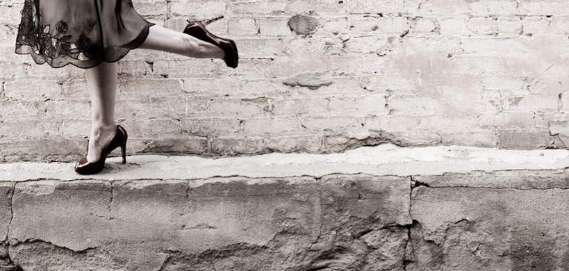 西方人,一个人,站,横图,室外,白天,侧面,高跟鞋,裙子,石头,楼梯,鞋子,欧洲,欧洲人,仅一个年轻女性,仅一个女性,仅一个人,连衣裙,服装,石子,阶梯,墙,休闲装,墙壁,墙面,台阶,衣服,站着,休闲,休闲服,抬脚,服饰,抬起,年轻女性,女人,女性,白种人,石块,站立,半身,彩图