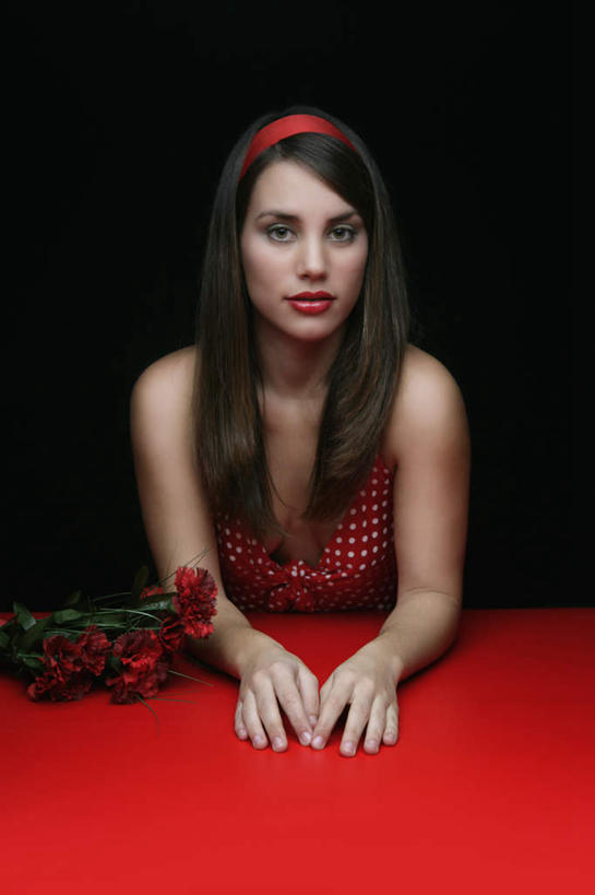 西方人,一个人,竖图,室内,白天,正面,化妆,美容,欧洲,欧洲人,双手,仅一个年轻女性,仅一个女性,仅一个人,护肤,黑色背景,服装,装饰,盛开,摊开,花蕾,注视,休闲装,花,花瓣,花朵,鲜花,衣服,红色,唇膏,发箍,发饰,饰品,口红,花苞,花蕊,观察,看,趴着,保养,享受,休闲,休闲服,放松,保健,摄影,服饰,影棚,头箍,观看,华丽,修饰,点缀,察看,关注,发卡,配饰,养颜,衬托,美观,雅致,雅观,放开,年轻女性,女人,女性,白种人,趴,半身,彩图,影棚拍摄,拍摄