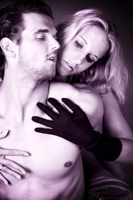 西方人,脸,头,眼睛,鼻子,嘴,脸颊,眉毛,睫毛,两个人,抱,竖图,室内,白天,正面,爱情,安全,欧洲,欧洲人,瞳孔,防护,浪漫,注视,裸露,手套,观察,看,温暖,温馨,恩爱,眼部,恋人,赤裸,抱着,观看,保护,和睦,察看,搂着,关注,裸,保险,暧昧,保全,周全,安稳,安定,防护手套,平安,男人,男性,年轻男性,年轻女性,女人,女性,白种人,头部,鼻,睫,脸部,脸蛋,眉,面部,眼,眼睫毛,眼眉,嘴巴,嘴唇,情侣,搂,半身,彩图,伴侣,融洽,眼眉毛