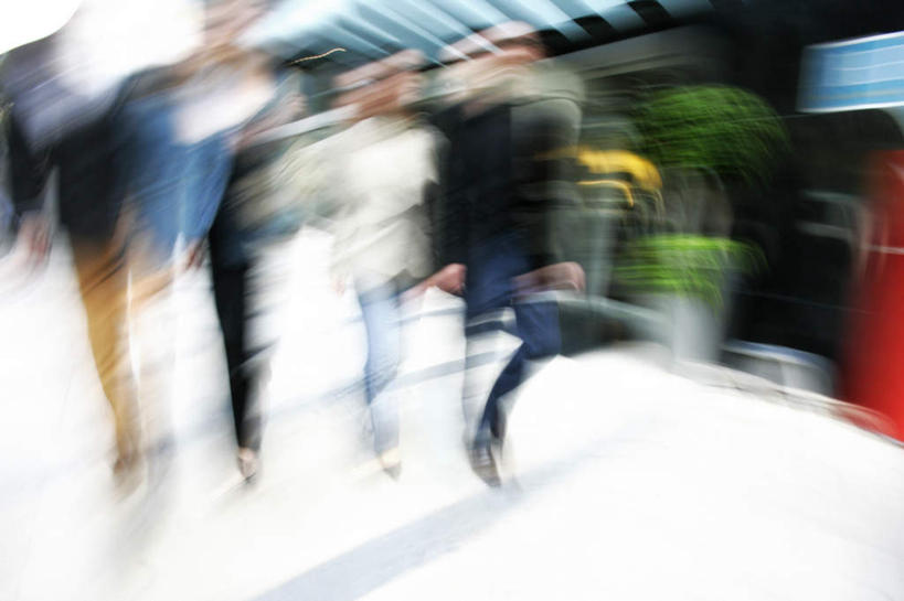 商务人士,商务男性,走,横图,室外,白天,正面,衬衫,阴影,套装,服装,朦胧,模糊,光线,影子,许多人,休闲装,行走,衣服,蓝色,黑色,阳光,一群人,休闲,休闲服,服饰,商务装,工薪阶层,急促,男人,男性,年轻男性,年轻女性,女人,女性,白领,上班族,步行,走路,彩图,全身,衬衣