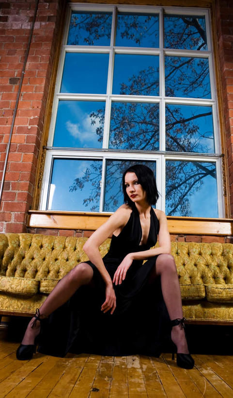 西方人,腿部,腿,一个人,坐,竖图,室内,白天,仰视,晚礼服,窗户,沙发,玻璃,欧洲,欧洲人,仅一个年轻女性,仅一个女性,仅一个人,展开,张开,注视,玻璃窗,玻璃制品,黑色,观察,看,一件,搭,双腿,观看,察看,搭着,关注,布艺沙发,年轻女性,女人,女性,白种人,坐着,彩图,低角度拍摄,全身,晚宴服,舞会服,洋服,洋装,夜礼服