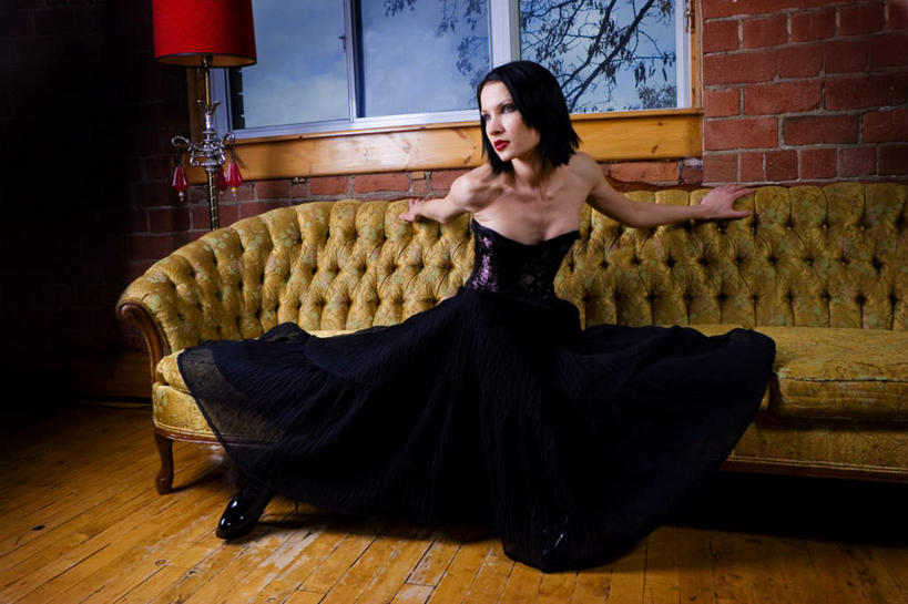 西方人,一个人,坐,伸展双臂,横图,室内,白天,正面,晚礼服,窗户,沙发,玻璃,欧洲,欧洲人,仅一个年轻女性,仅一个女性,仅一个人,撑,注视,玻璃窗,玻璃制品,黄色,黑色,观察,看,一件,观看,察看,撑着,关注,布艺沙发,年轻女性,女人,女性,白种人,敞开双臂,伸开双臂,展开双肩,张开手臂,张开双臂,坐着,彩图,全身,晚宴服,舞会服,洋服,洋装,夜礼服