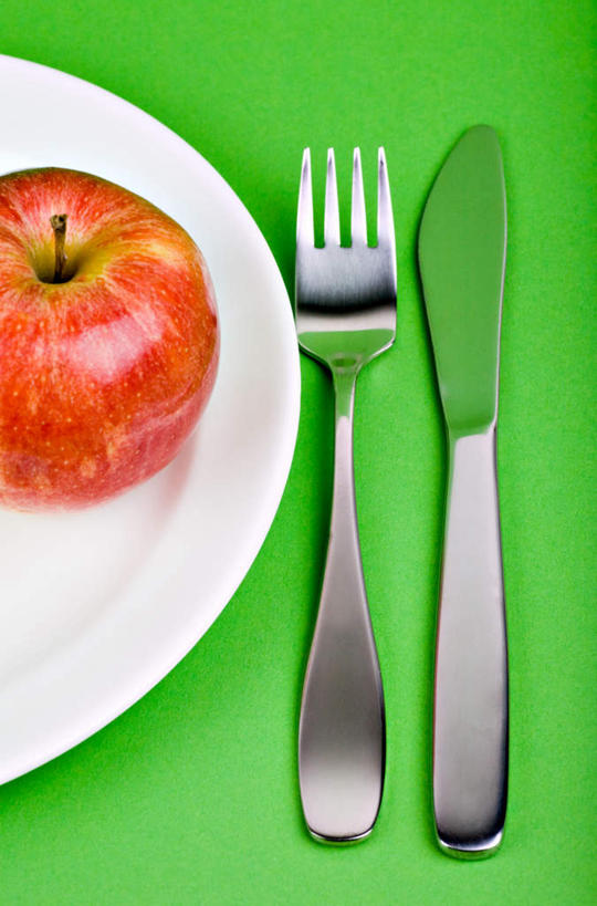 无人,竖图,俯视,室内,白天,苹果,餐具,水果,金属制品,一副,新鲜,金属,叉子,刀叉,刀子,碟子,盘,生食,食品,果实,两把,食物,一个,一只,红色,绿色,盘子,碟,一盘,有机食品,绿色食品,单个,放置,搁置,安排,餐刀,餐叉,一套,进餐用具,彩图,高角度拍摄