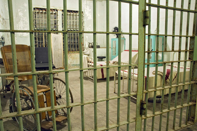 无人,医院,横图,室内,白天,侧面,床,门,自行车,金属制品,两张,关闭,古老,破旧,陈旧,金属,床单,被子,车,脚踏车,门框,交通工具,监狱,单人床,停放,放置,搁置,安排,被单,封闭,载具,牢狱,医疗机构,陈腐,彩图,病院,诊所