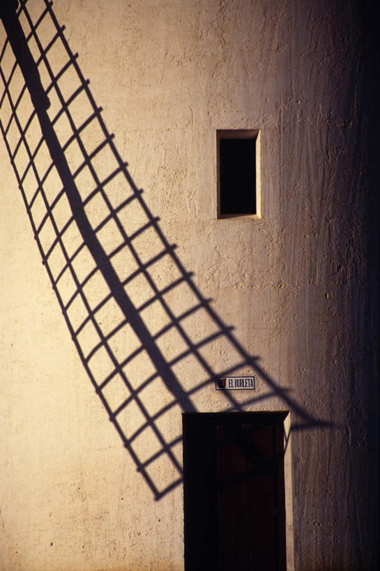 无人,竖图,室外,白天,正面,农业,风力发电机,风车,西班牙,欧洲,阴影,环保,电力,光线,影子,旋转,设备,黄色,阳光,发电,机械,转动,工业,能源,资源,昏暗,风力机,南欧,扇叶,利用,低碳,西班牙王国,灰暗,晦暗,风力发电,彩图