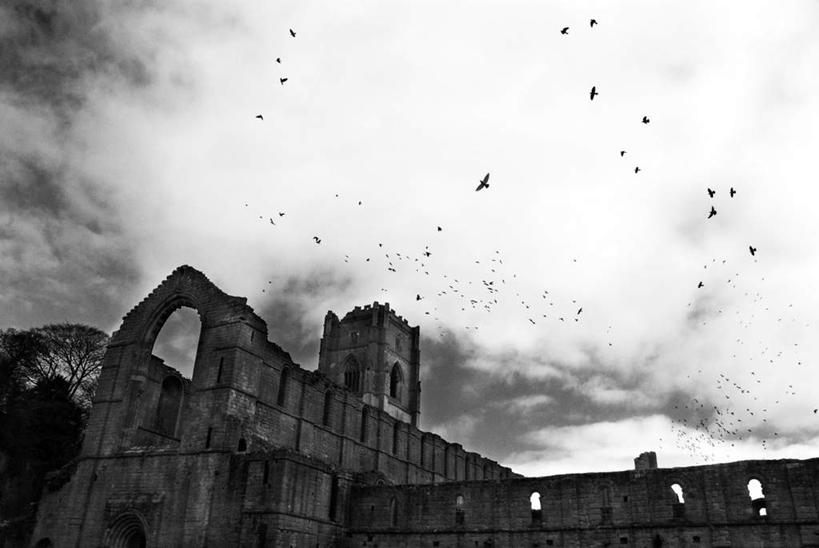 无人,教堂,横图,黑白,室外,白天,仰视,旅游,度假,英国,欧洲,城堡,云,云朵,云彩,娱乐,废墟,天空,天,享受,休闲,放松,宗教,信仰,昏暗,西欧,大不列颠,信念,大不列颠及北爱尔兰联合王国,大不列颠联合王国,日不落英帝国,约克郡,灰暗,晦暗,低角度拍摄,大教堂,礼拜堂