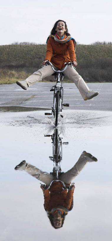 西方人,腿部,腿,一个人,坐,竖图,室外,白天,正面,游戏,美景,植物,欧洲,欧洲人,仅一个女性,仅一个人,展开,张开,阴影,光线,影子,景观,玩,娱乐,树,树木,绿色,阳光,自然,仅一个中年女性,休闲,景色,双腿,生长,成长,活动,发泄,消遣,智力,自然风光,宣泄,女人,女性,中年女性,白种人,玩耍,嬉戏,坐着,彩图,全身