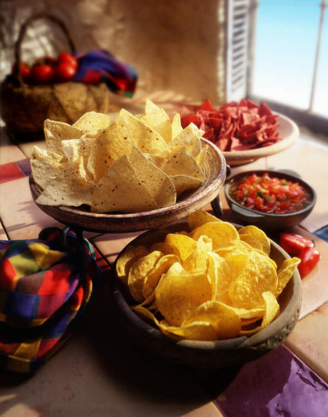 无人,交叉,竖图,俯视,室内,白天,竹子,土豆,一堆,许多,堆叠,堆积,竹制,编织,篮子,玉米片,谷物,油炸,食品,很多,辣酱,食物,黄色,红色,竹篮,竹条,堆,交织,放置,搁置,安排,竹制品,馍馍蛋,穿插,洋芋,山药蛋,马铃薯,彩图,高角度拍摄