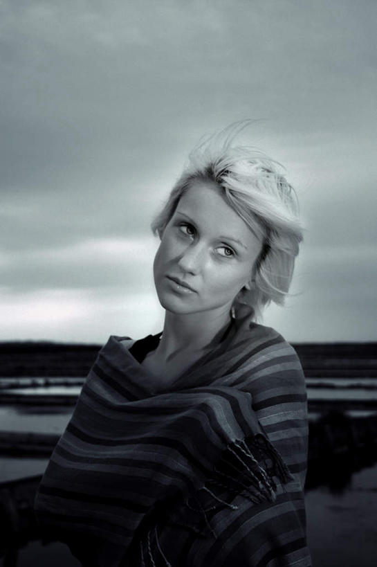 西方人,一个人,坐,竖图,室外,白天,正面,欧洲,欧洲人,仅一个年轻女性,仅一个女性,仅一个人,服装,水平线,辽阔,海平线,注视,休闲装,衣服,观察,看,休闲,广阔,休闲服,服饰,观看,一望无际,察看,关注,无边无际,一马平川,年轻女性,女人,女性,白种人,坐着,半身,彩图,水天相接,水天一线