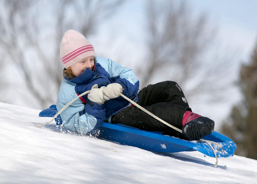 西方人,一个人,坐,横图,室外,特写,白天,正面,雪,植物,大雪,帽子,欧洲,圣诞节,欧洲人,仅一个年轻女性,仅一个女性,仅一个人,握,服装,节日,模糊,庆祝,积雪,雪景,冬季,冬天,拿,拿着,注视,文化,车,树,树木,衣服,绿色,自然,交通工具,观察,看,庆典,温暖,寒冷,握着,服饰,生长,成长,观看,纪念,羽绒服,保暖,雪橇,察看,御寒,关注,载具,雪橇车,编织帽,严寒,礼物车,含糊,恍惚,模胡,依稀,隐约,冬装,年轻女性,女人,女性,白种人,坐着,半身,彩图