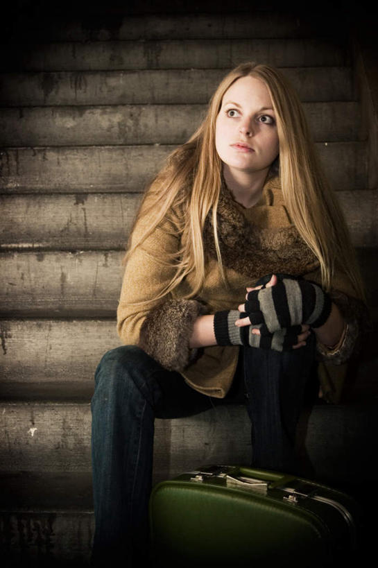 点心,西方人,一个人,坐,竖图,室内,特写,白天,正面,楼梯,欧洲,欧洲人,仅一个年轻女性,仅一个女性,仅一个人,拉杆箱,旅行箱,阶梯,料理,食品,包子,面点,注视,美食,台阶,食物,行李箱,箱子,观察,看,中式,观看,出差,寿桃,察看,关注,寿桃包,年轻女性,女人,女性,白种人,坐着,半身,彩图,旅行