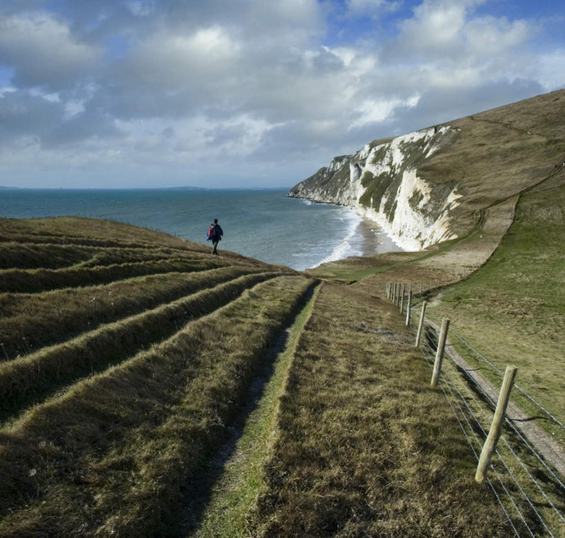 西方人,一个人,栏杆,站,横图,室外,白天,旅游,草地,草坪,海浪,海洋,美景,山,山脉,植物,英国,欧洲,欧洲人,仅一个男性,仅一个人,一排,整齐,栅栏,景观,浪花,篱笆,山峰,水平线,云,云朵,围栏,辽阔,海平线,山峦,云彩,注视,护栏,英格兰,草,排列,仅一个年轻男性,背面,蓝色,绿色,白云,蓝天,天空,自然,海水,群山,天,观察,看,站着,广阔,景色,晴朗,观看,一望无际,察看,西欧,队列,关注,自然风光,大不列颠,海景,大不列颠及北爱尔兰联合王国,大不列颠联合王国,日不落英帝国,无边无际,一马平川,英吉利,男人,男性,年轻男性,白种人,大海,风浪,海,海水的波动,近岸浪,涌浪,晴空,站立,彩图,全身,游览,水天相接,水天一线