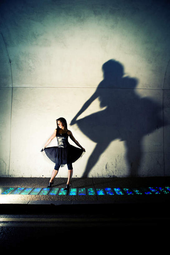 西方人,一个人,站,竖图,室内,白天,正面,裙子,道路,路,公路,照明,欧洲,欧洲人,仅一个年轻女性,仅一个女性,仅一个人,阴影,连衣裙,光线,隧道,影子,灯光,分界线,停车线,交通,灯,灯具,站着,吊带裙,车行道,车行道分界线,照亮,照明设备,地道,标线,车行线,前照灯,前大灯,车前灯,年轻女性,女人,女性,白种人,马路,站立,彩图,全身