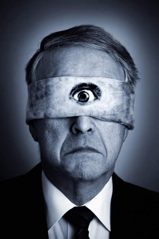 西方人,一个人,站,竖图,室内,白天,正面,衬衫,西装,房间,欧洲,欧洲人,仅一个男性,仅一个人,仅一个中年男性,阴影,套装,正装,光线,影子,墙,灯光,领带,注视,职业装,墙壁,墙面,一个,观察,看,站着,单个,观看,察看,象征,庄重,关注,身份,正式,地位,独眼,男人,男性,中年男性,白种人,站立,半身,彩图,衬衣