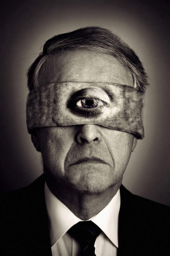 西方人,一个人,站,竖图,室内,白天,正面,衬衫,西装,房间,欧洲,欧洲人,仅一个男性,仅一个人,仅一个中年男性,阴影,套装,正装,光线,影子,墙,灯光,领带,注视,职业装,墙壁,墙面,一个,观察,看,站着,单个,观看,察看,象征,庄重,关注,身份,正式,地位,独眼,男人,男性,中年男性,白种人,站立,半身,彩图,衬衣