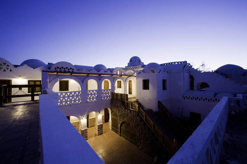 无人,家,栏杆,横图,室外,白天,正面,度假,美景,楼梯,城市风光,城市,非洲,埃及,开罗,阴影,光线,扶手,影子,房屋,阶梯,墙,屋子,景观,围栏,首都,娱乐,护栏,楼房,墙壁,墙面,台阶,住宅,蓝色,蓝天,天空,阳光,天,享受,休闲,景色,放松,晴朗,古埃及,北非,万里无云,阿拉伯埃及共和国,金字塔之国,棉花之国,阿非利加洲,开罗省,晴空,晴空万里,彩图,房子