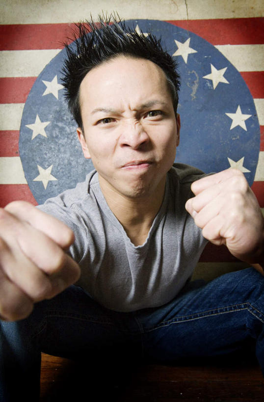 西方人,一个人,蹲,竖图,室内,白天,正面,房间,旗帜,欧洲,欧洲人,仅一个男性,仅一个人,一面,握,阴影,服装,光线,影子,休闲装,仅一个年轻男性,衣服,阳光,伸,休闲,休闲服,握着,服饰,屈,男人,男性,年轻男性,白种人,蹲着,半身,彩图