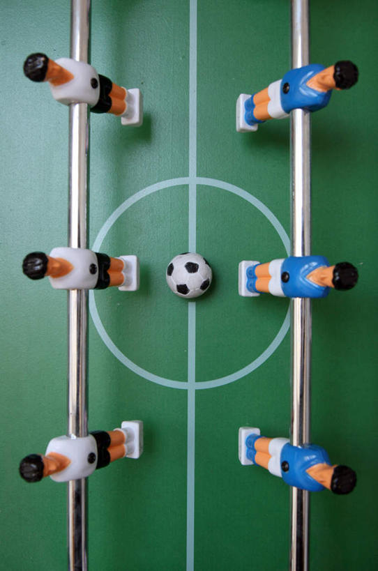 无人,竖图,俯视,室内,白天,锻炼,游戏,运动,足球,一排,许多,阴影,整齐,光线,线条,影子,直线,灯光,玩,娱乐,排列,一个,绿色,休闲,单个,活动,队列,发泄,环形,消遣,智力,桌式足球,桌上足球,宣泄,体育,玩耍,嬉戏,彩图,高角度拍摄,健身