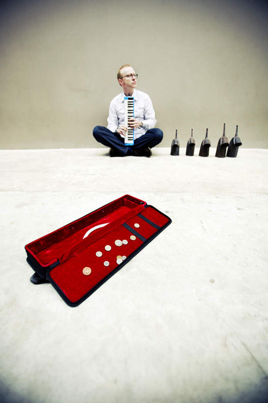 西方人,一个人,坐,盘腿,竖图,室外,白天,正面,钱,欧洲,欧洲人,仅一个男性,仅一个人,戴,钱币,眼镜,音乐,拾荒者,仅一个年轻男性,容器,金融,乞丐,经济,储藏,戴着,储存,风琴,近视眼镜,流通,乞讨,贸易,叫花子,叫化子,货币,现金,硬币,男人,男性,年轻男性,白种人,盘腿而坐,盘膝,盘着腿的,盘着腿坐,双腿交叉,坐着,彩图,全身,贮存