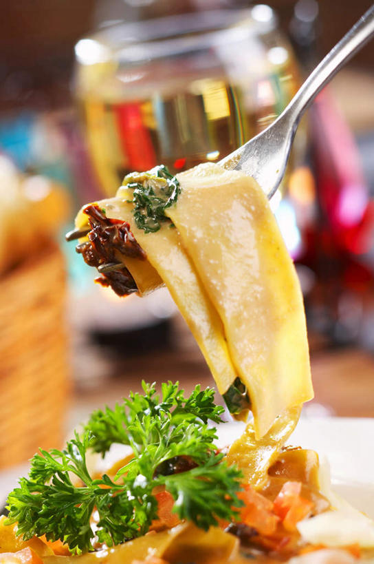 红酒,葡萄酒,无人,竖图,俯视,室内,特写,白天,蔬菜,静物,餐具,阴影,朦胧,模糊,新鲜,光线,叉子,刀叉,刀子,影子,灯光,食品,白葡萄酒,酒类,意大利面条,玻璃制品,酒,酒瓶,食物,饮料,玻璃瓶,瓶子,有机食品,绿色食品,餐刀,餐叉,进餐用具,彩图,高角度拍摄