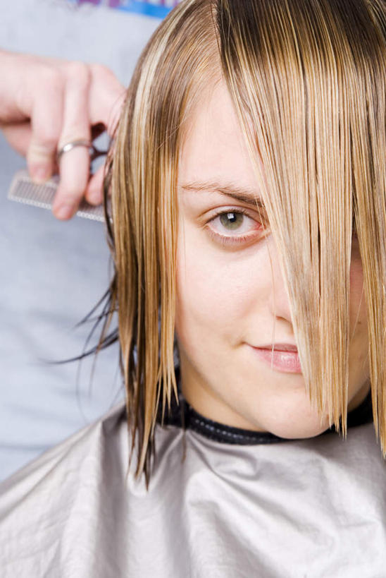 西方人,两个人,理发师,竖图,室内,白天,正面,欧洲,欧洲人,修剪,阴影,光线,工具,剪刀,影子,灯光,注视,观察,看,观看,裁剪,察看,剪子,剪裁,切割,关注,年轻女性,女人,女性,白种人,发型师,理发员,美发师,半身,彩图,理发