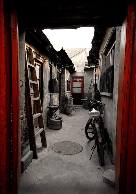无人,家,竖图,室外,白天,正面,石头,门,自行车,一辆,一排,阴影,破旧,整齐,陈旧,光线,石子,影子,房屋,屋子,楼房,住宅,车,脚踏车,排列,天空,阳光,门框,交通工具,天,队列,载具,陈腐,石块,彩图,房子