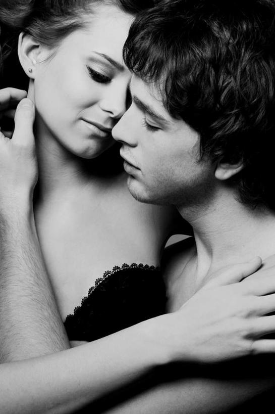 西方人,健壮,两个人,站,抱,竖图,黑白,室内,白天,正面,爱情,性感,欧洲,欧洲人,浪漫,站着,温暖,温馨,恩爱,恋人,抱着,和睦,搂着,强健,结实,硬朗,男人,男性,年轻男性,年轻女性,女人,女性,白种人,情侣,怀抱,搂,搂抱,相抱,拥抱,站立,半身,伴侣,融洽