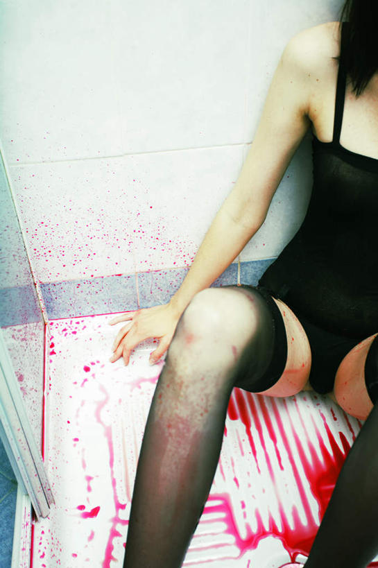 西方人,一个人,坐,竖图,俯视,室内,白天,卫生间,浴室,欧洲,欧洲人,仅一个年轻女性,仅一个女性,仅一个人,内衣,瓷砖,袜子,丝袜,自杀,自尽,年轻女性,女人,女性,白种人,淋浴房,坐着,半身,彩图,高角度拍摄,冲凉房,沐浴间,沐浴室