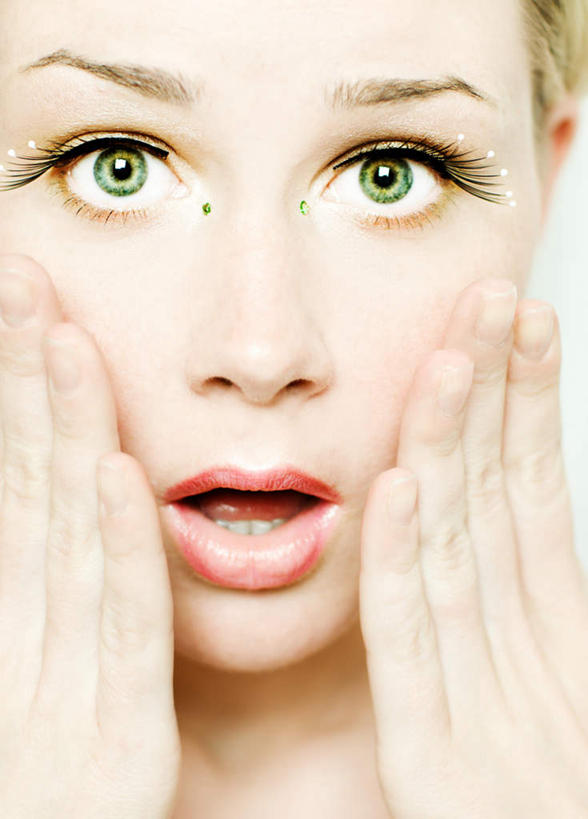 西方人,脸,头,眼睛,鼻子,嘴,耳朵,脸颊,眉毛,睫毛,手,一个人,摸,竖图,室内,特写,白天,正面,欧洲,欧洲人,瞳孔,仅一个年轻女性,仅一个女性,仅一个人,抚摸,阴影,惊讶,反射,影子,注视,水钻,观察,看,张嘴,手部,眼部,观看,惊奇,察看,关注,张大嘴巴,诧异,年轻女性,女人,女性,白种人,头部,鼻,鼻孔,耳,耳部,睫,口,口腔,脸部,脸蛋,眉,面部,眼,眼睫毛,眼眉,嘴巴,嘴唇,张开嘴,触摸,接触,半身,彩图,眼眉毛