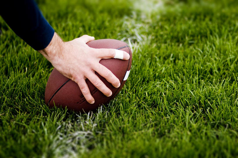 西方人,手,一个人,横图,俯视,室外,白天,锻炼,成功,运动,合作,团队,信心,竞争,橄榄球,草地,草坪,植物,欧洲,欧洲人,仅一个男性,仅一个人,握,阴影,反射,影子,速度,拿,拿着,运动器械,队伍,草,仅一个年轻男性,绿色,手部,健身器械,力量,平衡,握着,协调,成就,健身器材,灵敏,合伙,柔韧,美式橄榄球,耐力,体育,美式足球,男人,男性,年轻男性,白种人,半身,彩图,高角度拍摄,健身,运动器材