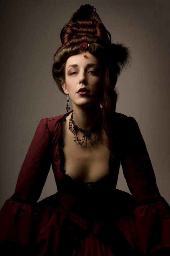 西方人,头发,一个人,站,竖图,室内,白天,正面,裙子,骄傲,项链,欧洲,欧洲人,仅一个年轻女性,仅一个女性,仅一个人,表演,灰色背景,连衣裙,服装,装饰,注视,装饰品,衣服,红色,紫色,饰品,首饰,观察,看,站着,摄影,服饰,影棚,观看,华丽,修饰,耳坠,盘发,点缀,察看,衣着,穿着,关注,衬托,美观,雅致,雅观,衣饰,傲岸,高慢,清高,傲慢,高傲,自豪,年轻女性,女人,女性,白种人,站立,半身,彩图,影棚拍摄,拍摄