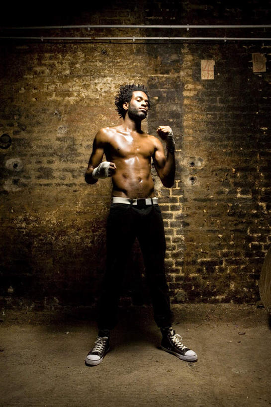 西方人,肌肉,头发,健壮,一个人,拳击手,站,竖图,室内,白天,正面,运动鞋,锻炼,骄傲,比赛,运动,拳击,鞋子,欧洲,非洲,黑人,欧洲人,仅一个男性,仅一个人,阴影,服装,反射,影子,墙,注视,休闲装,腰带,墙壁,墙面,仅一个年轻男性,衣服,黑色,观察,看,站着,休闲,健康,休闲服,活力,力量,服饰,观看,青春,皮带,休闲鞋,察看,强壮,关注,配饰,裤带,傲岸,高慢,清高,傲慢,高傲,体育,自豪,男人,男性,年轻男性,非洲人,拳击家,拳击运动员,站立,彩图,全身,健身,短发