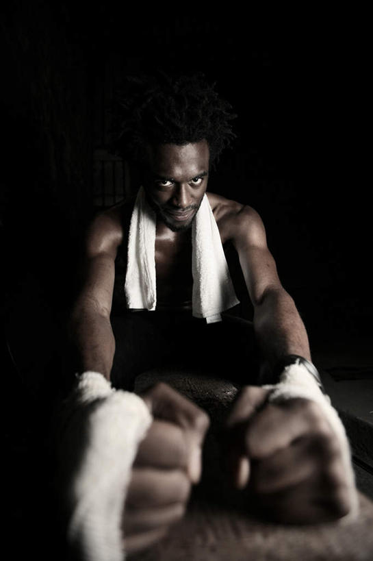 西方人,肌肉,健壮,一个人,拳击手,竖图,室内,白天,正面,锻炼,骄傲,比赛,运动,拳击,欧洲,非洲,黑人,欧洲人,仅一个男性,仅一个人,阴影,黑色背景,反射,纺织物,影子,注视,仅一个年轻男性,毛巾,观察,看,清洁,握拳,健康,活力,力量,摄影,影棚,观看,青春,保暖,察看,强壮,关注,透气,防水,储水,耐磨,吸水,傲岸,高慢,清高,傲慢,高傲,体育,自豪,男人,男性,年轻男性,非洲人,拳击家,拳击运动员,半身,彩图,影棚拍摄,健身,拍摄