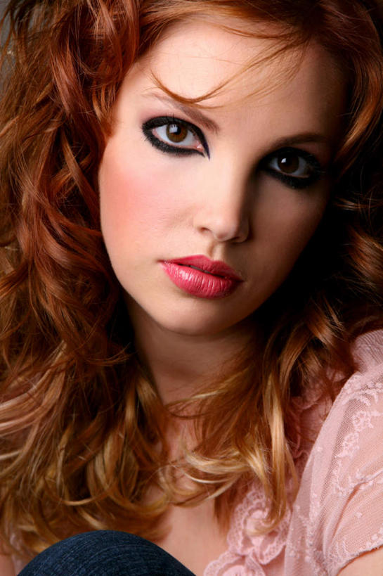 西方人,脸,头,眼睛,鼻子,嘴,脸颊,眉毛,睫毛,头发,一个人,竖图,室内,特写,白天,正面,化妆,欧洲,欧洲人,瞳孔,仅一个年轻女性,仅一个女性,仅一个人,注视,观察,看,眼线,眼部,观看,察看,关注,尤物,年轻女性,女人,女性,白种人,头部,发型,卷发,鼻,鼻孔,睫,脸部,脸蛋,眉,面部,眼,眼睫毛,眼眉,嘴巴,嘴唇,半身,彩图,眼眉毛,佳丽,丽人,美人