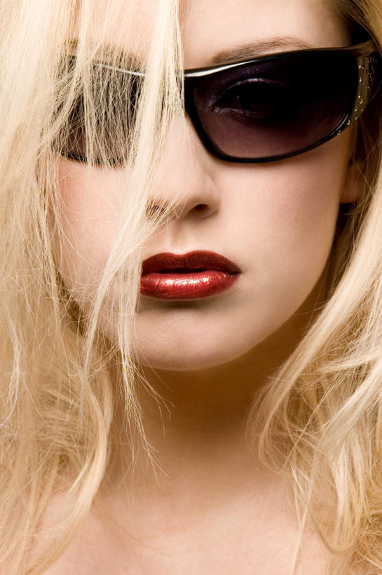 西方人,脸,头,眼睛,鼻子,嘴,脸颊,眉毛,睫毛,一个人,竖图,室内,特写,白天,正面,欧洲,欧洲人,瞳孔,仅一个年轻女性,仅一个女性,仅一个人,一副,戴,墨镜,眼镜,注视,太阳镜,太阳眼镜,口红,观察,看,遮阳镜,眼部,观看,戴着,察看,红唇,关注,年轻女性,女人,女性,白种人,头部,鼻,鼻孔,睫,脸部,脸蛋,眉,面部,眼,眼睫毛,眼眉,嘴巴,嘴唇,半身,彩图,眼眉毛