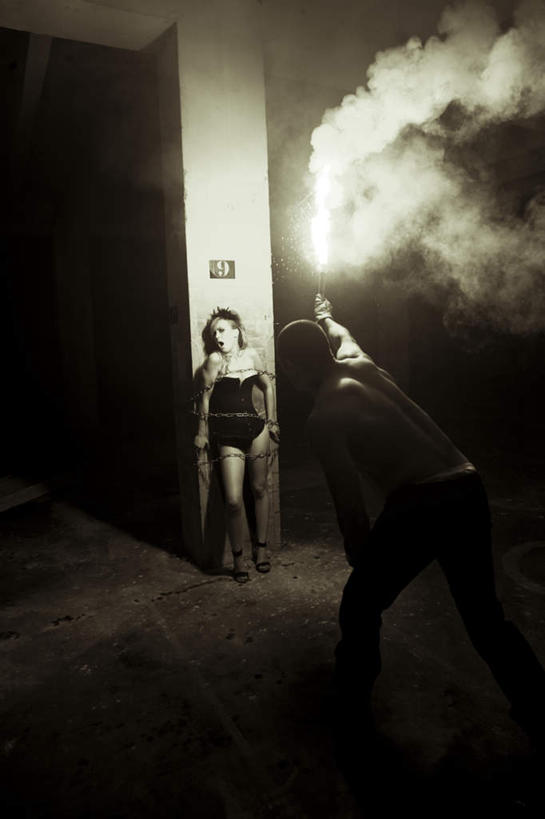 西方人,两个人,站,竖图,黑白,室内,白天,正面,火,欧洲,欧洲人,握,内衣,火花,火焰,燃烧,拿,火炬,拿着,注视,捆,绑,观察,看,站着,握着,观看,害怕,链条,察看,威胁,胆怯,关注,绑架,恐吓,亵服,畏惧,威逼,吓唬,要挟,恫吓,威吓,男人,男性,年轻男性,年轻女性,女人,女性,白种人,站立,半身