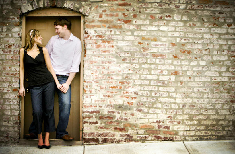 西方人,两个人,站,握手,笑,微笑,露齿笑,横图,室外,白天,正面,爱情,门,欧洲,欧洲人,墙,浪漫,注视,墙壁,墙面,门框,观察,看,站着,温暖,温馨,恩爱,恋人,观看,和睦,察看,关注,男人,男性,年轻男性,年轻女性,女人,女性,白种人,情侣,搀手,拉手,手拉手,手握手,站立,彩图,全身,伴侣,融洽