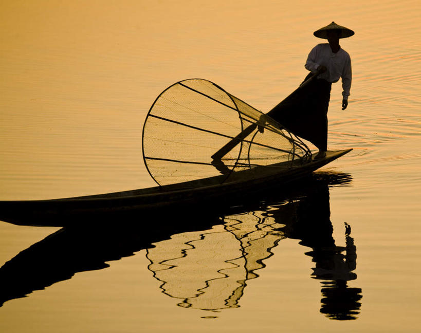 西方人,一个人,渔夫,站,横图,室外,白天,正面,河流,日落,水,船,帽子,欧洲,欧洲人,仅一个男性,仅一个人,握,草帽,河水,水流,晚霞,霞光,落日,木船,背光,拿,拿着,仅一个年轻男性,倒影,黄昏,交通工具,站着,彩霞,握着,渔网,渔具,倒映,舟,抓捕,载具,捕捞,鱼网,逆光,拉网,捕捞工具,夕照,反照,男人,男性,年轻男性,白种人,捕鱼人,打鱼人,夕阳,站立,彩图,全身,斜阳