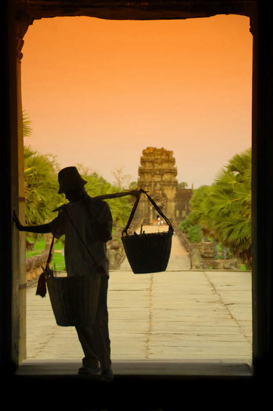 东方人,一个人,站,竖图,室外,白天,正面,树林,植物,门,道路,路,亚洲,仅一个男性,仅一个人,扁担,水桶,小路,交通,黄种人,树,树木,仅一个年轻男性,绿色,自然,门框,站着,乡间小路,生长,成长,担水,挑水,男人,男性,年轻男性,亚洲人,站立,半身,彩图