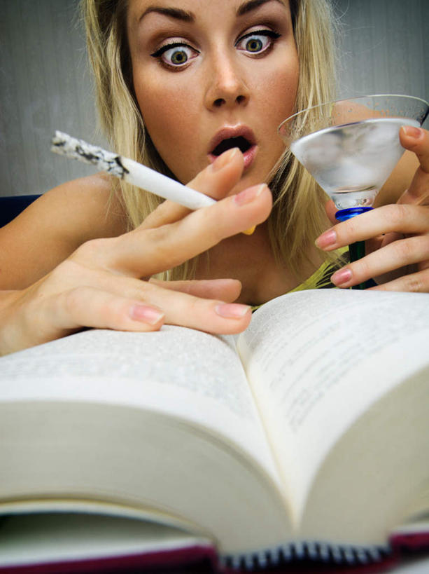 西方人,脸,头,眼睛,鼻子,嘴,耳朵,脸颊,眉毛,睫毛,手,一个人,吸烟,竖图,室内,白天,正面,看书,阅读,香烟,书籍,欧洲,欧洲人,瞳孔,仅一个年轻女性,仅一个女性,仅一个人,握,学习,阴影,服装,惊讶,反射,影子,墙,酒类,一杯,拿,拿着,注视,休闲装,文化,墙壁,墙面,酒,饮料,衣服,书本,鸡尾酒,嘟嘴,观察,看,趴着,休闲,手部,休闲服,撅嘴,烟,调酒,读书,浏览,握着,眼部,服饰,观看,惊奇,察看,创造,关注,想象,诧异,年轻女性,女人,女性,白种人,头部,鼻,鼻孔,耳,耳部,睫,脸部,脸蛋,眉,面部,眼,眼睫毛,眼眉,嘴巴,嘴唇,卷烟,书,图书,烟草,纸烟,抽烟,趴,半身,彩图,眼眉毛