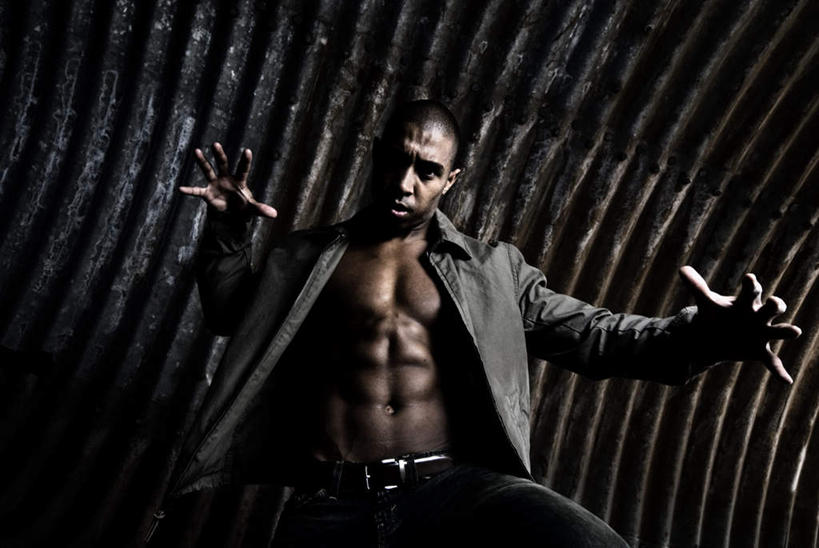 西方人,手,健壮,一个人,站,横图,室内,白天,仰视,欧洲,非洲,黑人,欧洲人,仅一个男性,仅一个人,阴影,条纹,服装,光线,隧道,影子,灯光,休闲装,仅一个年轻男性,衣服,站着,休闲,手部,休闲服,服饰,强健,结实,硬朗,男人,男性,年轻男性,非洲人,站立,半身,彩图,低角度拍摄