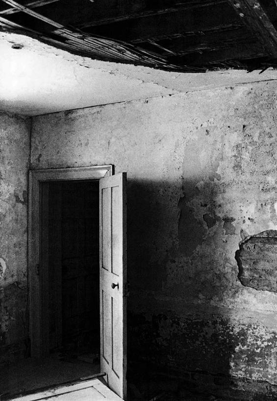 无人,家,竖图,黑白,室内,白天,正面,门,阴影,破旧,陈旧,光线,影子,房屋,墙,屋子,楼房,墙壁,墙面,住宅,一个,阳光,门框,单个,丢弃,抛弃,陈腐,遗弃,摈弃,扔掉,扔弃,甩掉,扬弃,房子