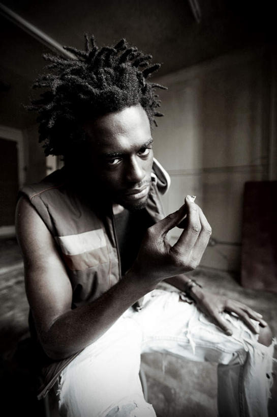 西方人,一个人,坐,吸烟,竖图,俯视,室内,特写,白天,欧洲,非洲,黑人,欧洲人,仅一个男性,仅一个人,握,朦胧,模糊,破旧,陈旧,拿,拿着,注视,仅一个年轻男性,观察,看,握着,观看,察看,贫困,贫穷,关注,困难,贫苦,穷苦,清苦,清贫,男人,男性,年轻男性,非洲人,抽烟,坐着,半身,彩图,高角度拍摄