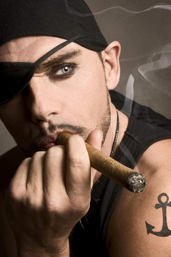 西方人,健壮,一个人,吸烟,竖图,室内,白天,正面,时尚,项链,欧洲,欧洲人,仅一个男性,仅一个人,握,拿,拿着,注视,文化,纹身,装饰品,仅一个年轻男性,饰品,首饰,观察,看,雪茄,个性,握着,信仰,观看,察看,关注,刺青,追求,强健,想象,结实,文身,勇气,崇拜,张扬,硬朗,男人,男性,年轻男性,白种人,抽烟,半身,彩图