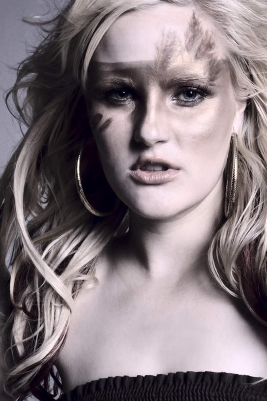 西方人,一个人,站,竖图,室内,白天,白色背景,正面,裙子,欧洲,欧洲人,仅一个年轻女性,仅一个女性,仅一个人,连衣裙,注视,黑色,抹胸,观察,看,站着,摄影,影棚,观看,察看,关注,抹胸裙,年轻女性,女人,女性,白种人,长发,站立,半身,彩图,影棚拍摄,拍摄