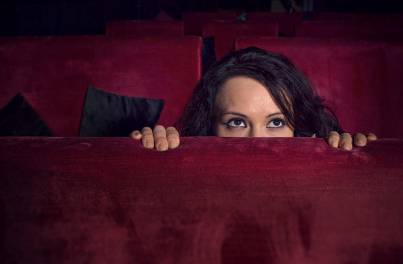 西方人,一个人,坐,横图,室内,白天,正面,剧院,椅子,欧洲,欧洲人,仅一个年轻女性,仅一个女性,仅一个人,注视,观察,看,遮,遮掩,观看,察看,掩盖,遮挡,关注,遮盖,掩饰,年轻女性,女人,女性,白种人,坐着,半身,彩图,剧场,戏院