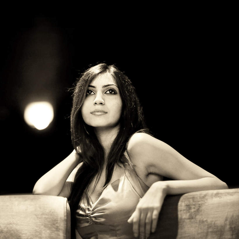 西方人,一个人,坐,方图,室内,白天,正面,欧洲,欧洲人,仅一个年轻女性,仅一个女性,仅一个人,背光,注视,观察,看,观看,察看,关注,逆光,年轻女性,女人,女性,白种人,坐着,半身,彩图