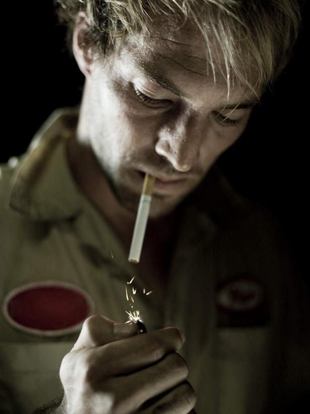 西方人,脸,头,脸颊,一个人,吸烟,竖图,室内,白天,正面,香烟,欧洲,欧洲人,仅一个男性,仅一个人,一根,注视,仅一个年轻男性,低头,观察,看,打火机,烟,观看,察看,关注,男人,男性,年轻男性,白种人,头部,脸部,脸蛋,面部,卷烟,烟草,纸烟,抽烟,半身,彩图