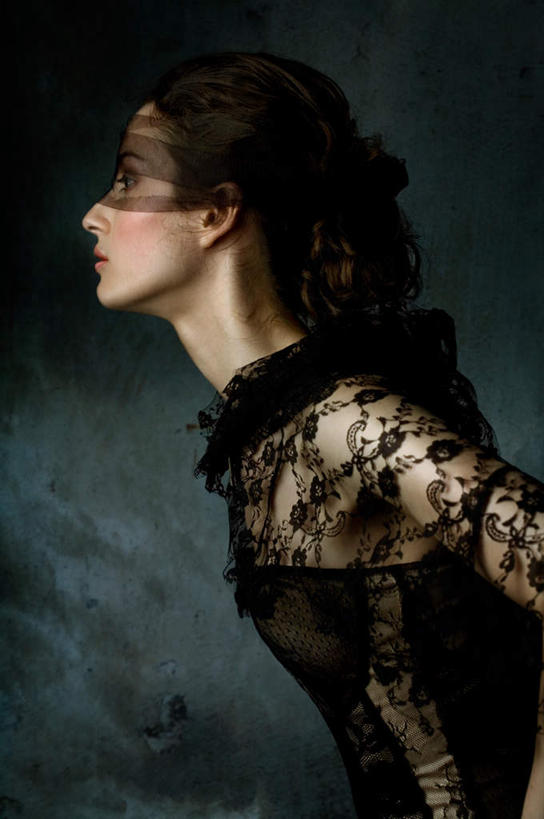 西方人,一个人,站,竖图,室内,白天,侧面,晚礼服,欧洲,欧洲人,仅一个年轻女性,仅一个女性,仅一个人,服装,注视,休闲装,衣服,观察,看,站着,休闲,休闲服,服饰,观看,察看,关注,燕尾服,年轻女性,女人,女性,白种人,站立,半身,彩图,晚宴服,舞会服,洋服,洋装,夜礼服